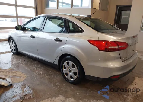 2015 Ford Focus S из США, поврежденный, VIN 1FADP3E21FL220009